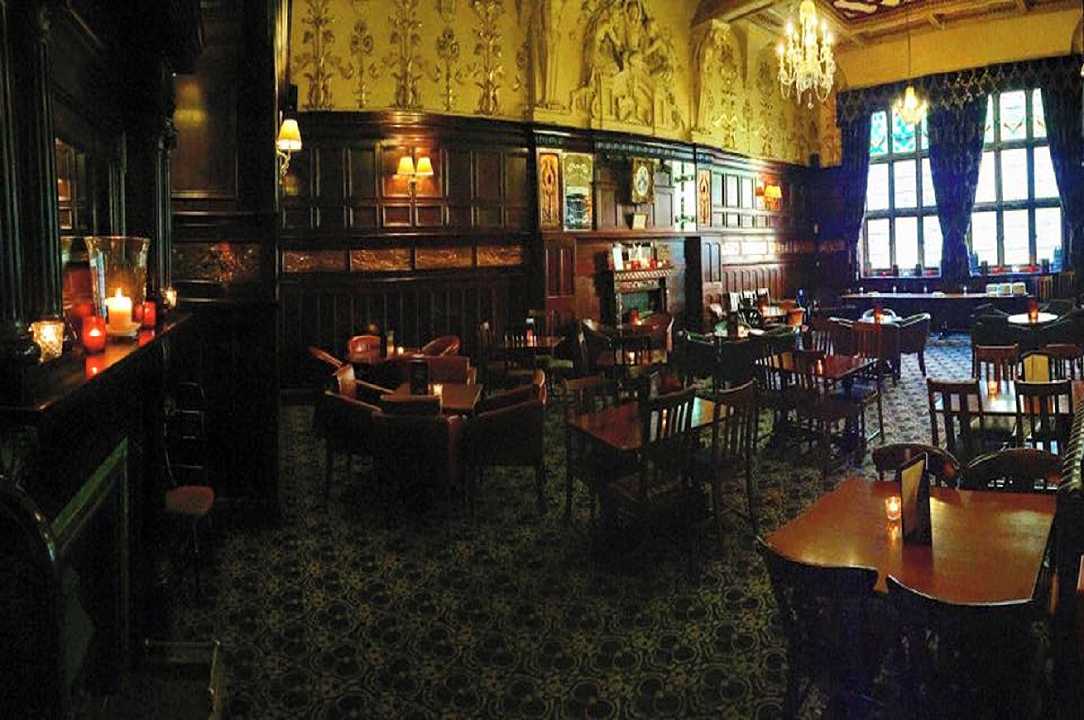 Pub di Londra presi d’assalto dopo il lockdown: è polemica