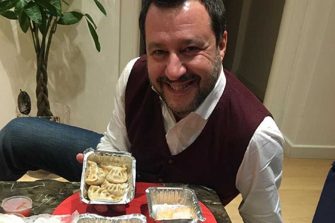 Coronavirus: Matteo Salvini cambia idea e cena con cibo cinese, ma i suoi elettori si preoccupano