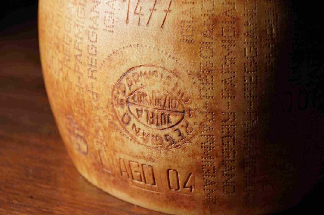 Parmigiano Reggiano: all’asta per beneficenza una forma stagionata di 21 anni