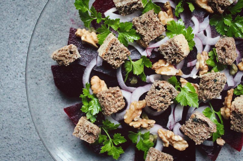 insalata con pane e barbabietola