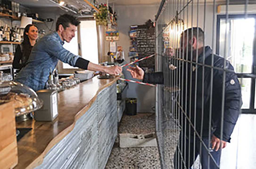 Padova: bar transenna il bancone per tenere le distanze anti-Coronavirus