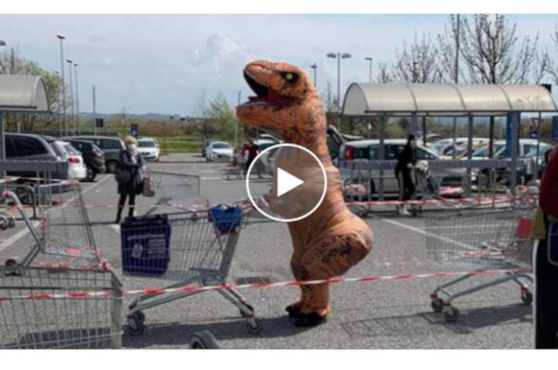 Supermercati: in coda per la spesa si veste da dinosauro