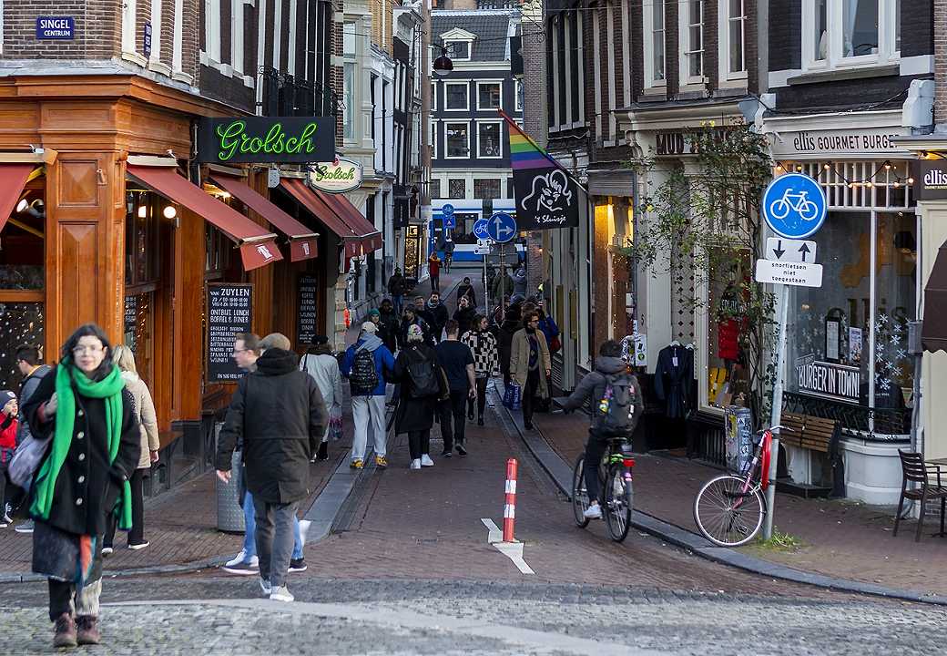 Coffee shop in Olanda chiusi per il Coronavirus, ore di fila per fare la scorta