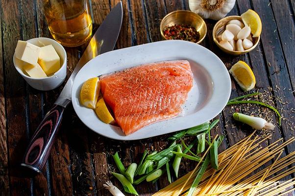 baffa di salmone con burro e erbe aromatiche