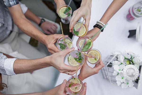 Fase 2: a Roma è già iniziata, assembramenti in piazza per l’aperitivo