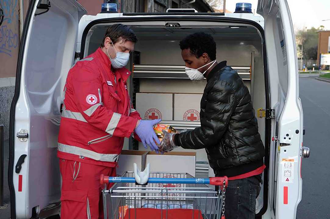 Milano, la comunità etiope dona cibo a chi è in difficoltà per il Coronavirus