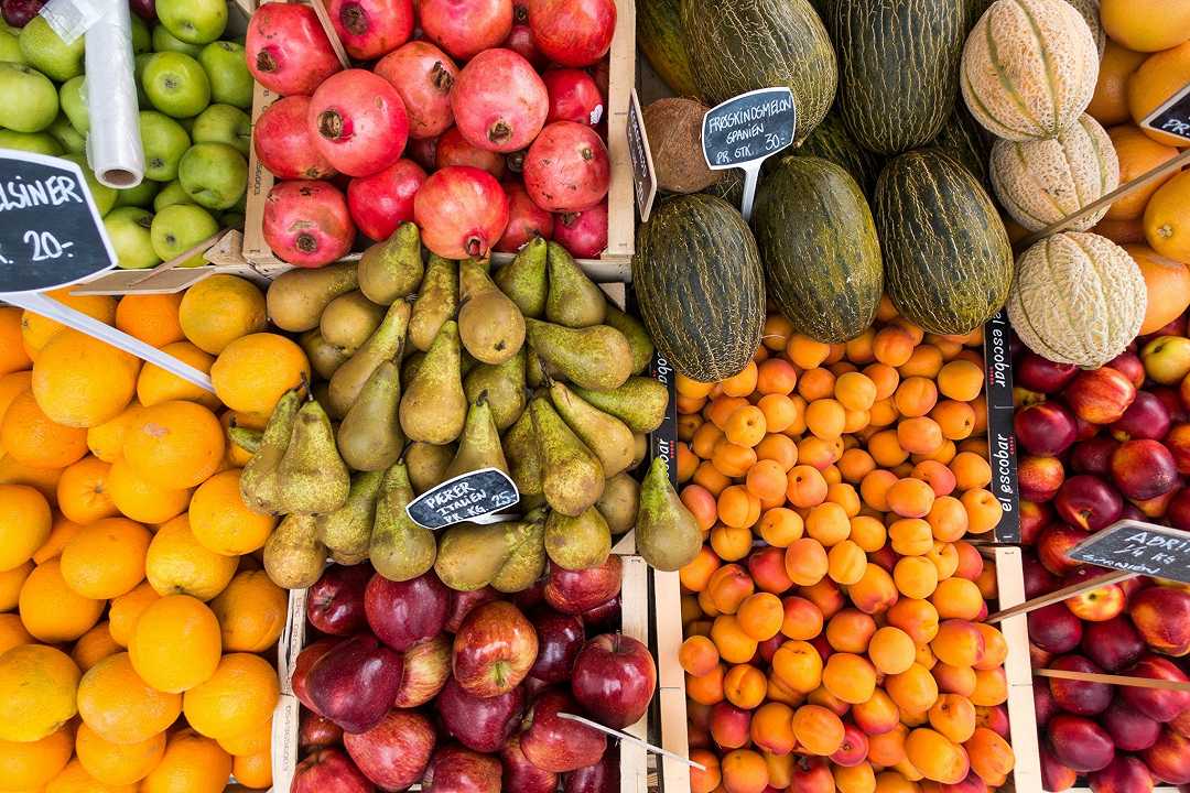 Frutta e salumi, salgono i prezzi nonostante la deflazione generale