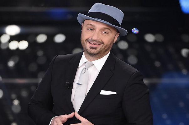 Joe Bastianich sullo skate a New York: i social si scatenano, “Stai a casa”