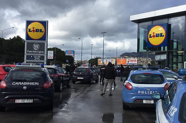 Palermo, riempiono i carrelli al Lidl e non vogliono pagare: intervengono i Carabinieri