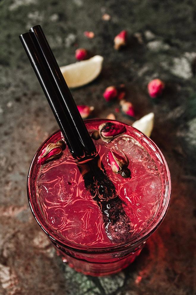 cocktail con petali di rosa