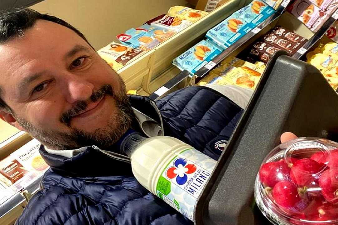 Matteo Salvini pizzicato in passeggiata a Roma con la fidanzata si difende: “Andavo a fare la spesa”