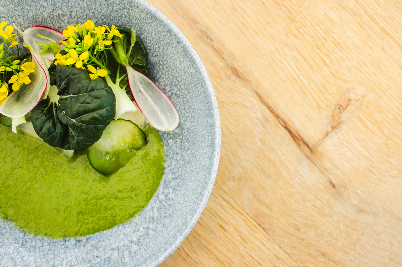 vellutata verde con verdure e petali
