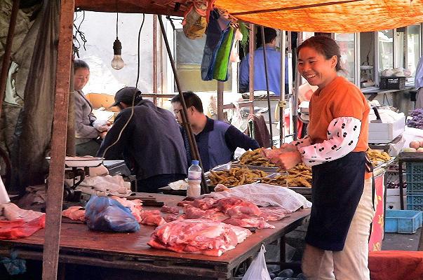 Coronavirus: la Cina riapre i mercati, in vendita carne di pipistrello, cane e gatto