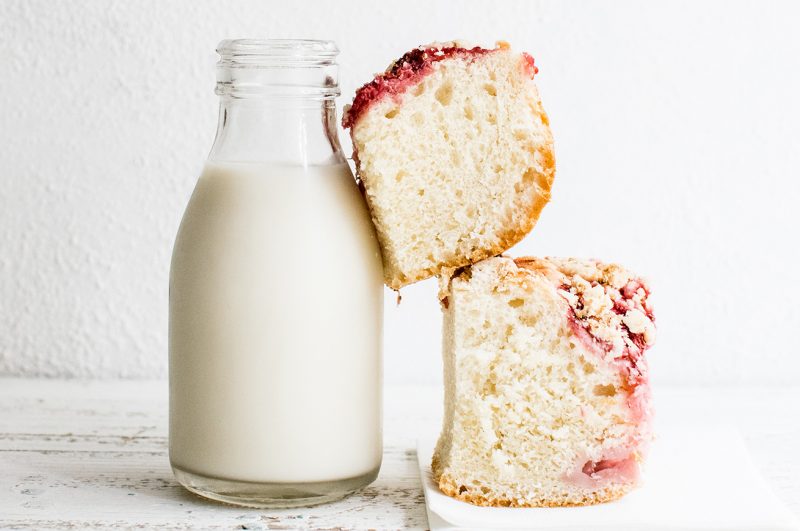 fetta di torta con latte