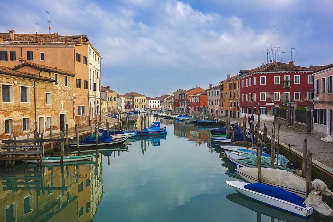 Venezia: verduriere consegna in barca a remi tra i canali