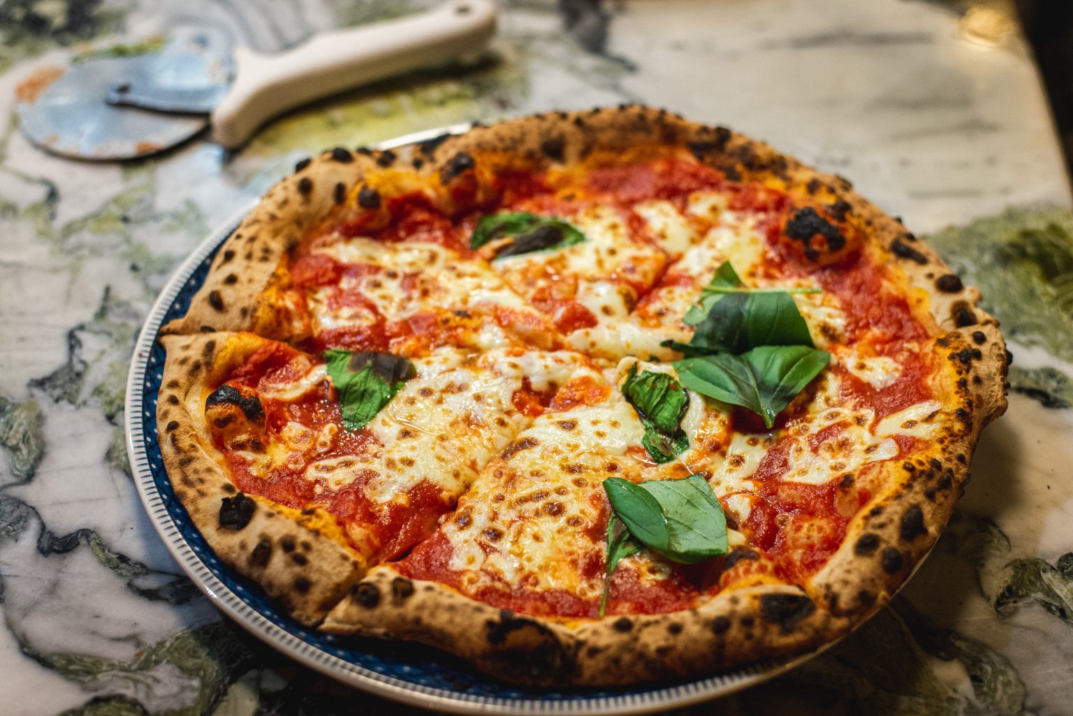 Pizzeria aperta e clienti ai tavoli succede a Gussago, nel bresciano