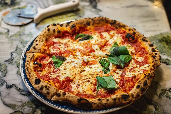 Udine: il ristoratore protesta con pizza e cappuccino