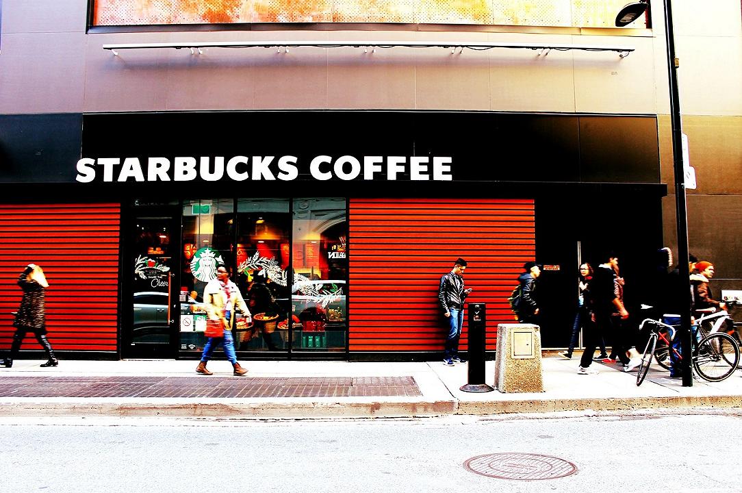 Starbucks chiude a Seattle per il Coronavirus, ma i clienti protestano
