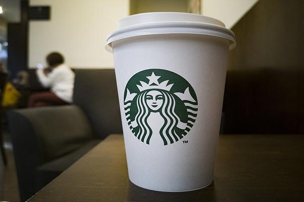 In Gran Bretagna Starbucks fa lo sconto a chi si porta la tazza da casa