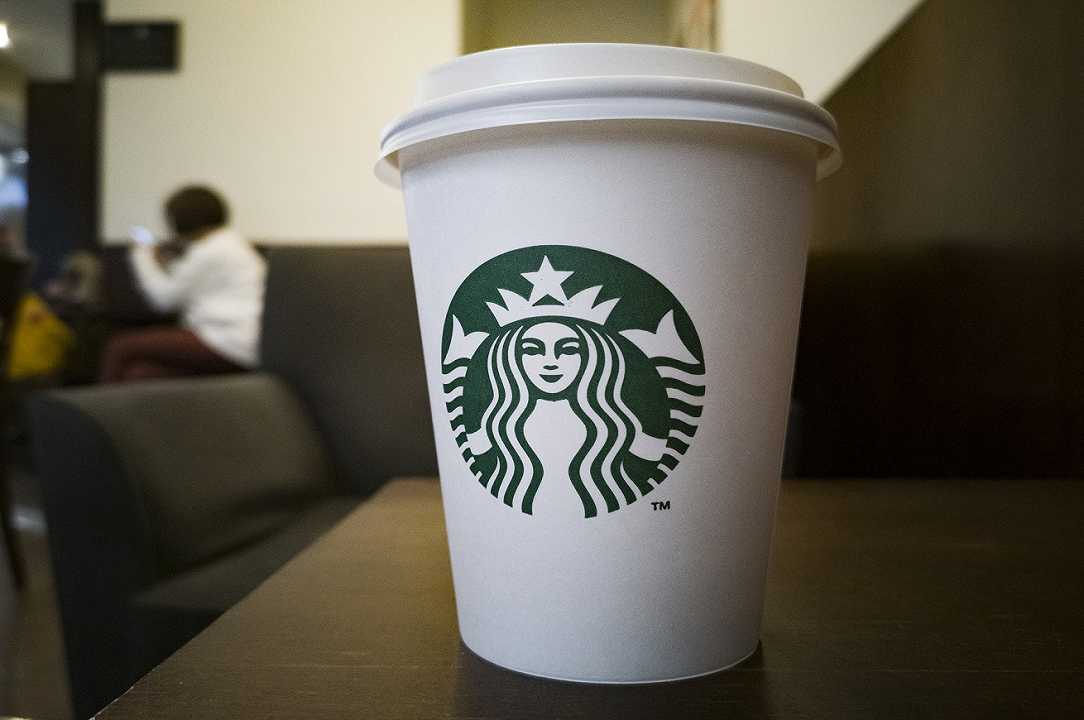 Usa: ex impiegato di Starbucks sputa nel caffè di un poliziotto, arrestato