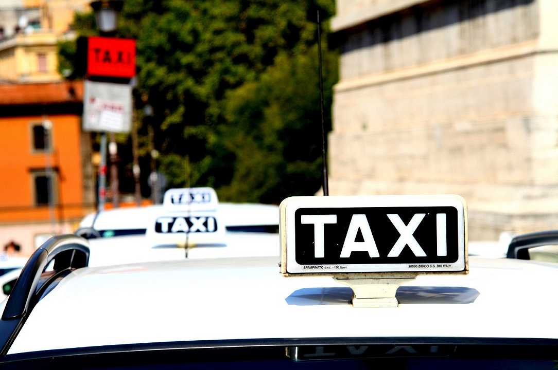 Toscana: taxi e NCC potranno fare consegne a domicilio