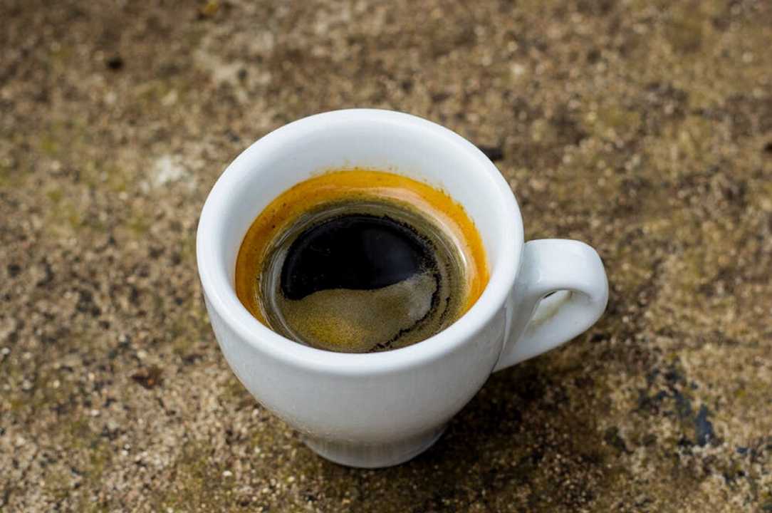 Caffè: 4 italiani su 10 lo bevono 2/3 volte al giorno, soprattutto a casa