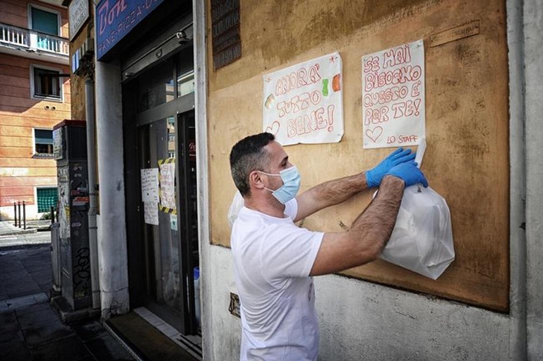 Roma, sui marciapiedi le buste di cibo per i bisognosi
