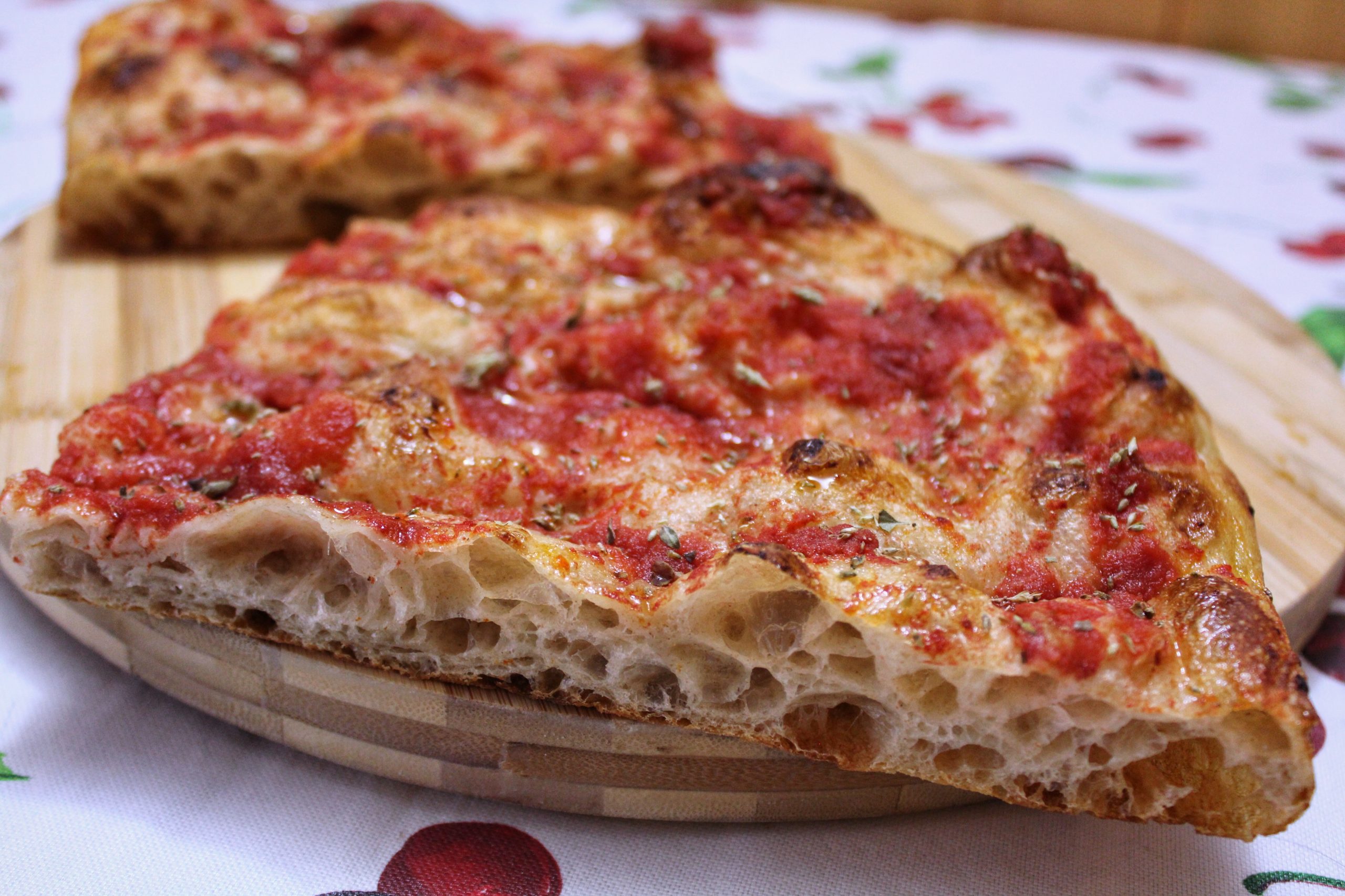 Pizza in teglia romana - Trancio teglia rossa dall'alto