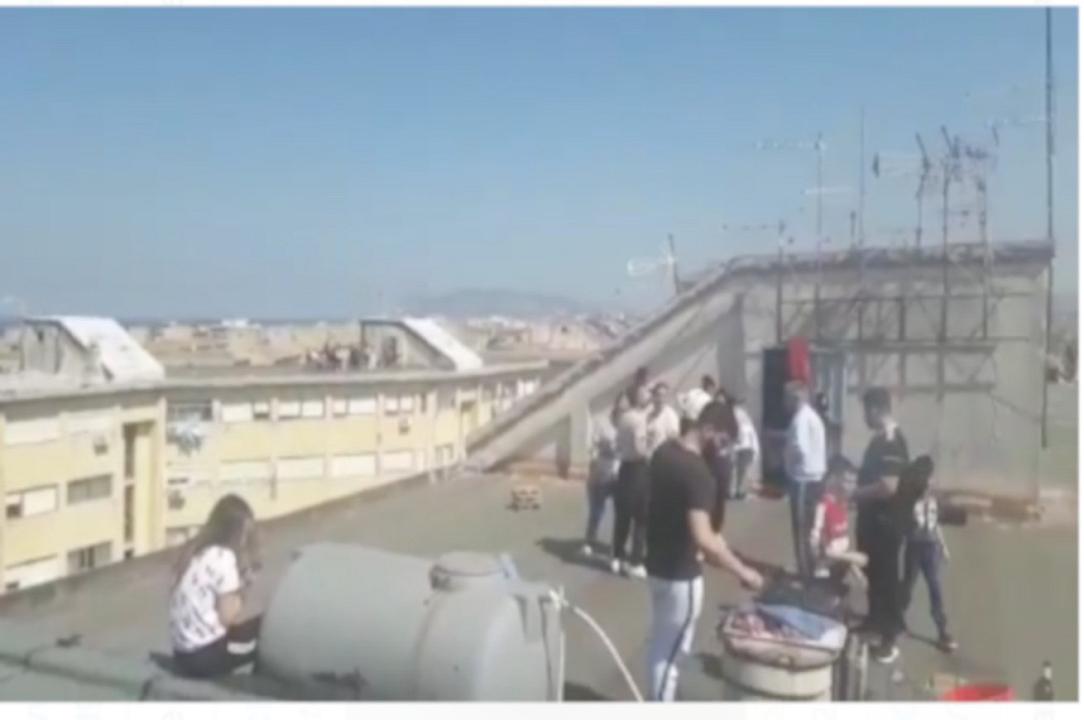 Palermo: grigliata di gruppo a Pasqua sul tetto, la polizia li mette in fuga