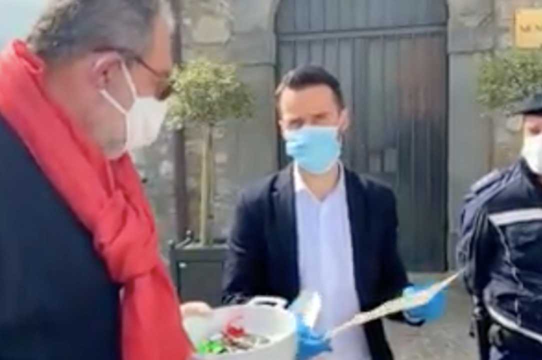 Chef Gianfranco Vissani consegna le chiavi del suo ristorante al sindaco