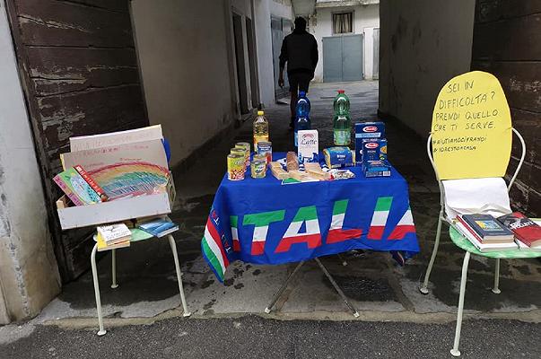 Brescia, cibo solidale per strada: “Sei in difficoltà? Prendi quello che ti serve”