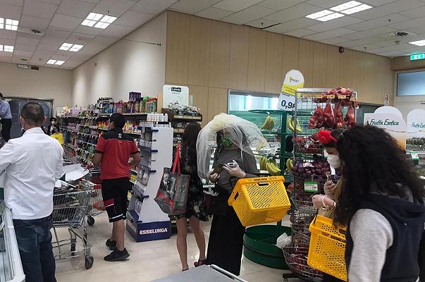 Supermercati: futura sposina festeggia l’addio al nubilato all’Esselunga