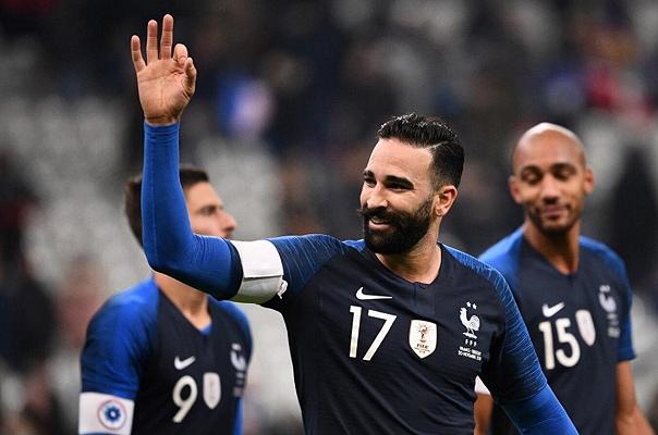 Russia: Adil Rami e compagni consegnano cibo ai bisognosi