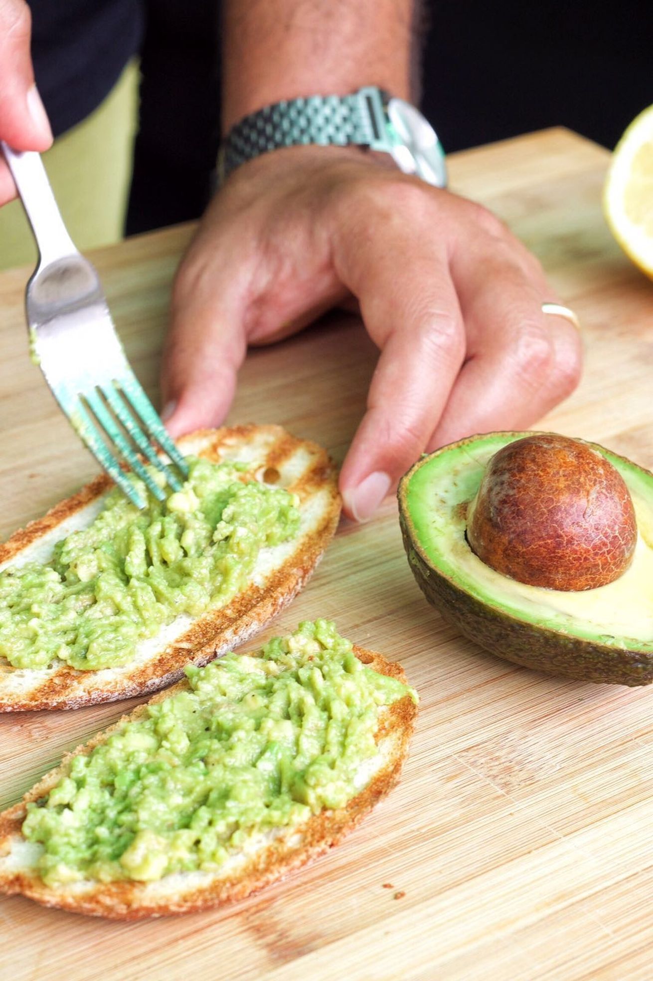 avocado-toast-ricetta