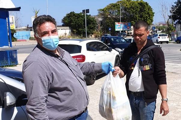 Palermo, con il loro reddito di cittadinanza donano cibo alle famiglie