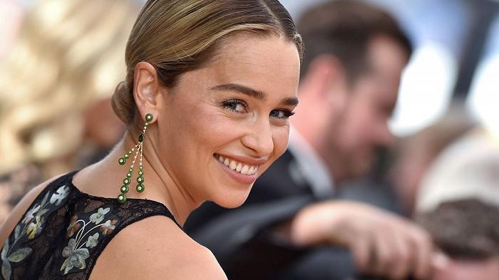 Emilia Clarke cenerà (virtualmente) con chi donerà per combattere il Coronavirus