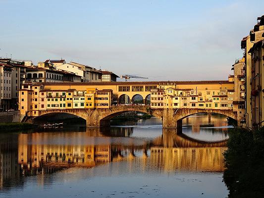 Spesa: un fiorentino va a farla in canoa sull’Arno, multato