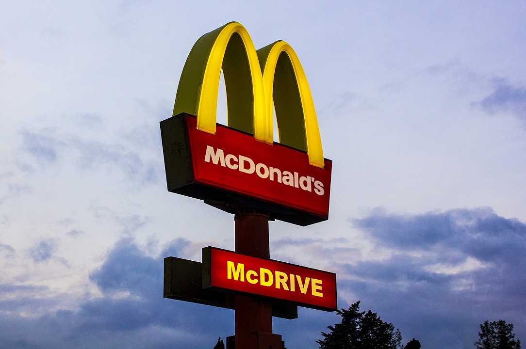McDonald’s: la fila dei rider davanti al locale indigna la Cgil