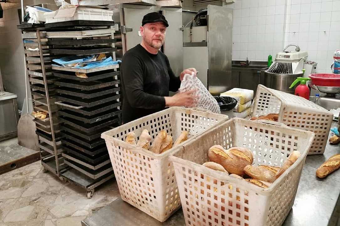 Palermo, panettiere dona 200 kg di pane ai bisognosi: multato