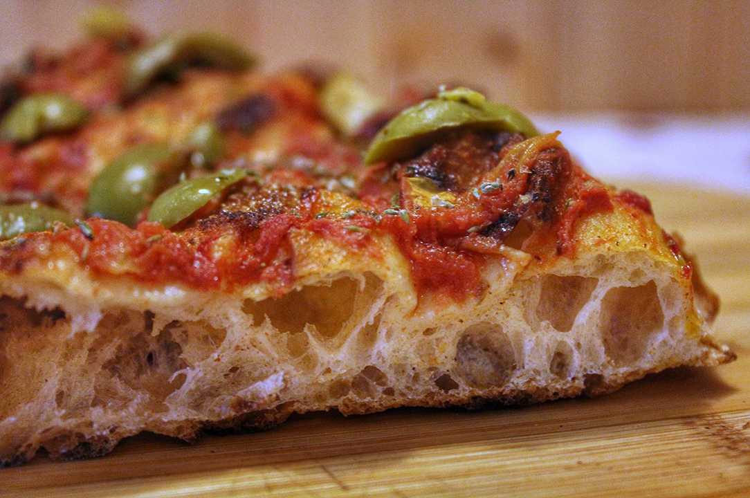 Bologna: fil di ferro nella pizza, un ventenne rischia di morire