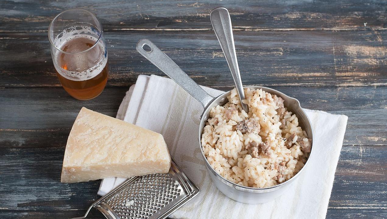 Risotto birra e salsiccia, ricetta cremosa dal gusto intenso