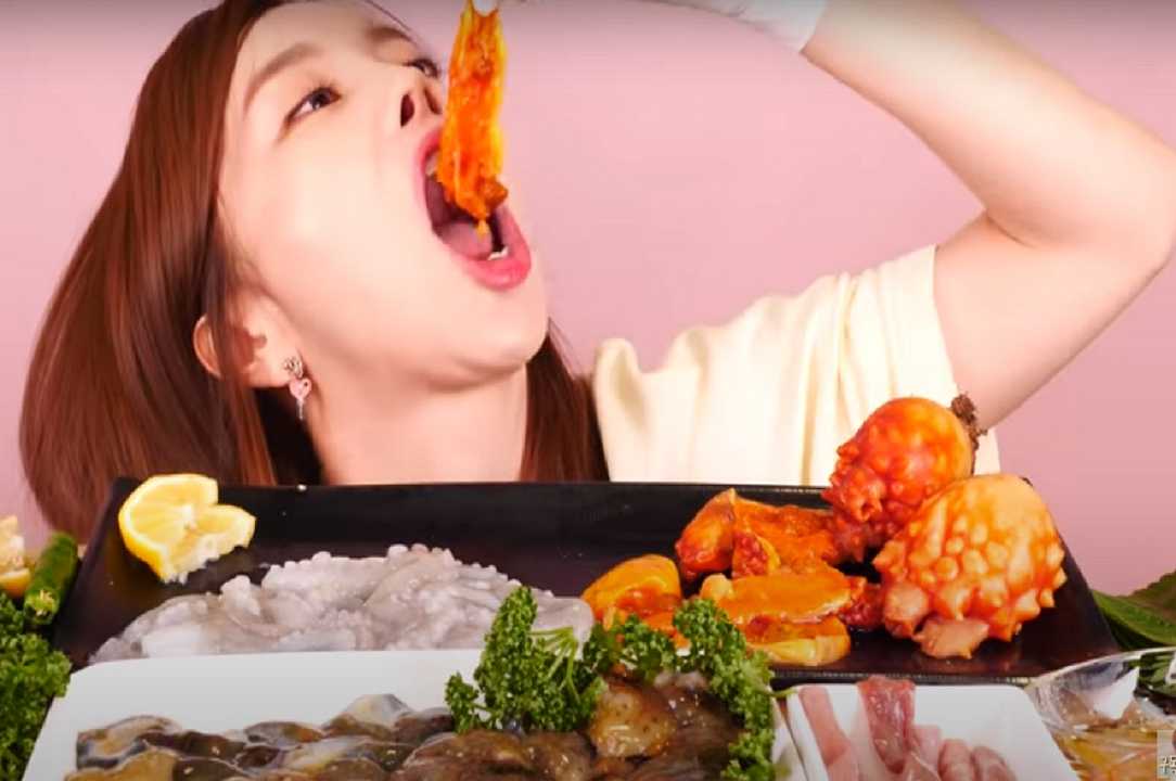 YouTuber coreana mangia animali vivi nei suoi video e indigna il web