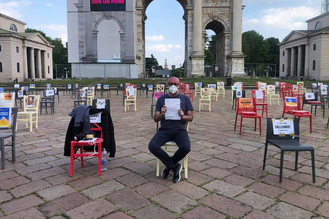 Ristoranti: cosa vuole Paolo Polli, che per protesta dorme in piazza a Milano