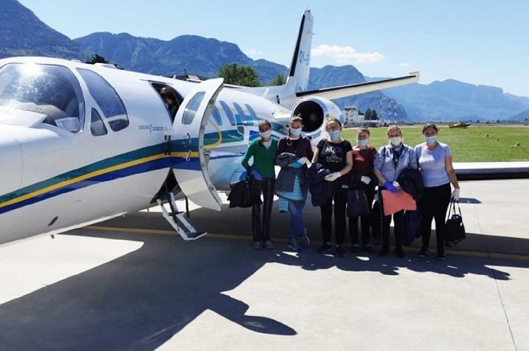 Vino: produttore di Bolzano noleggia un jet privato per recuperare lavoratrici stagionali romene