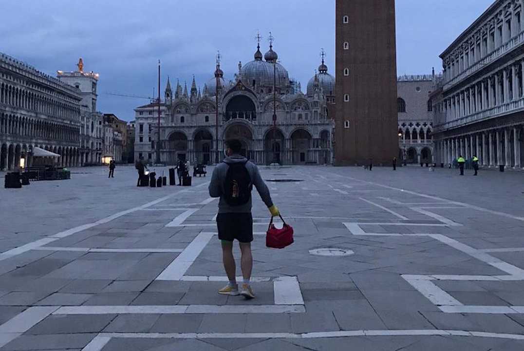 Delivery pro bono: a Venezia l’iniziativa di “rider” che rema contro il sistema