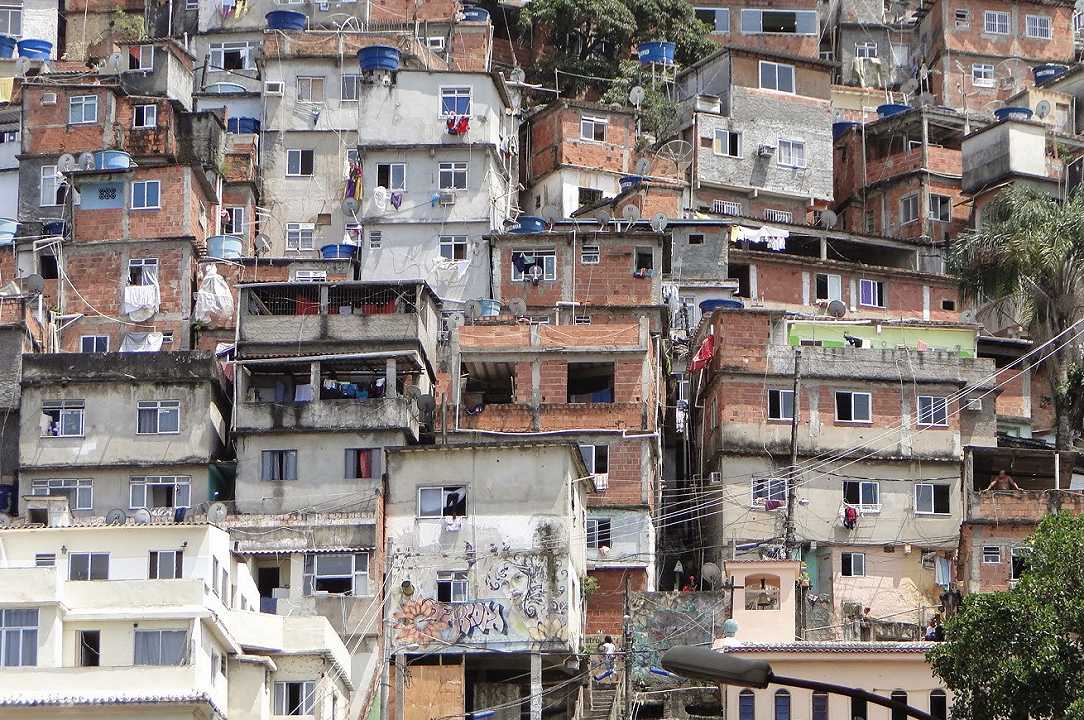 Brasile: nelle favelas la beneficenza mette in crisi le botteghe