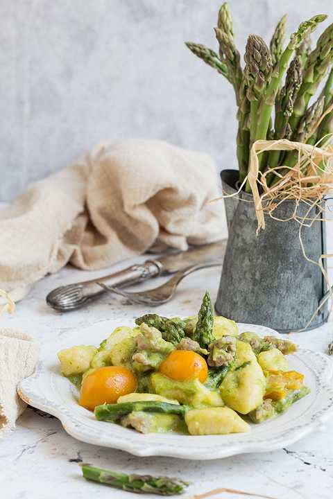 Gnocchi di ricotta con asparagi di Altedo IGP, salsiccia e pomodorini gialli