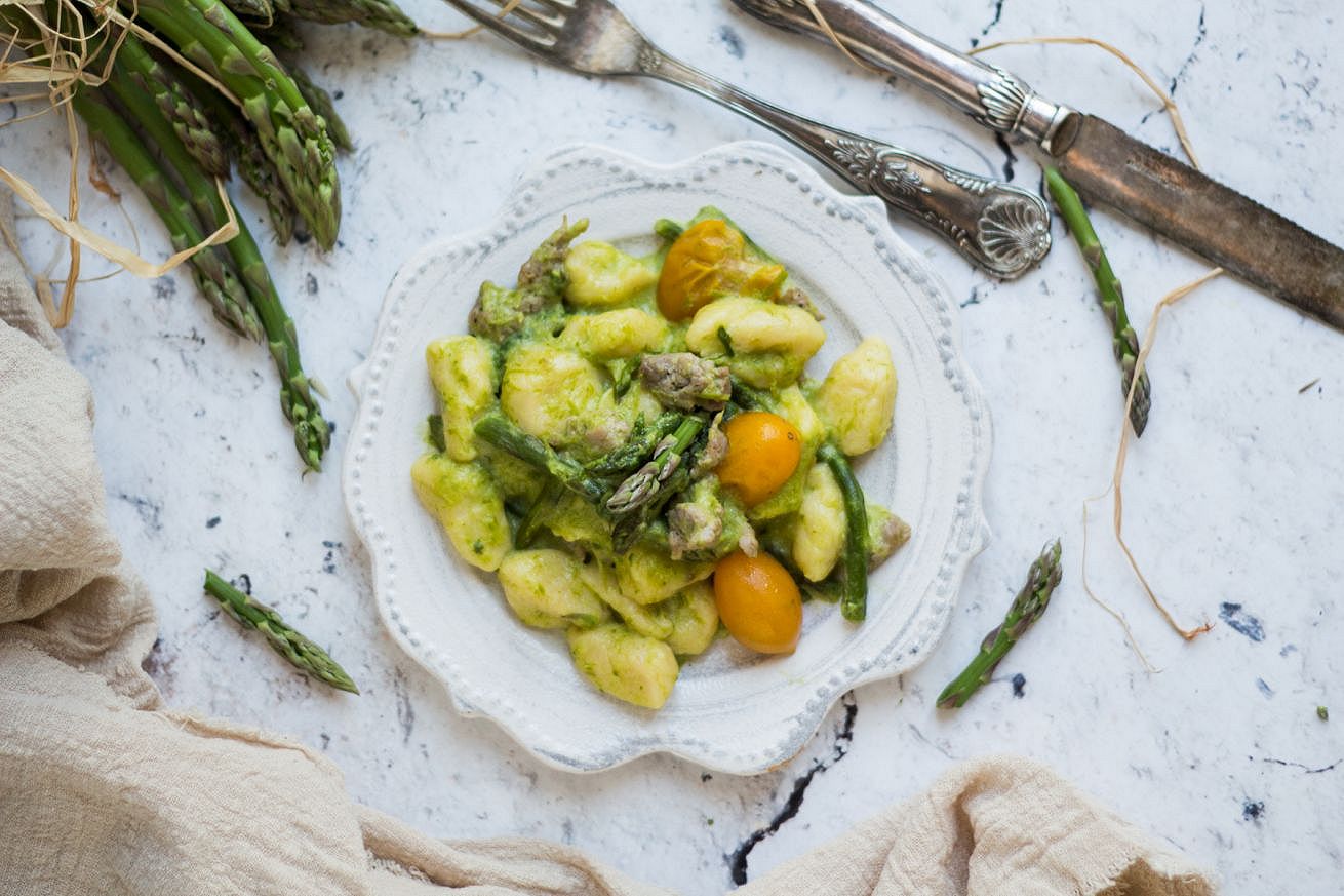 Gnocchi di ricotta asparagi altedo igpe salsiccia