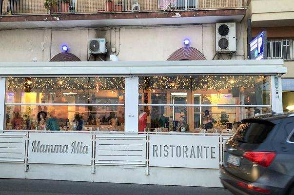 Castellammare di Stabia: denuncia un ristorante perché vede gente seduta, erano manichini