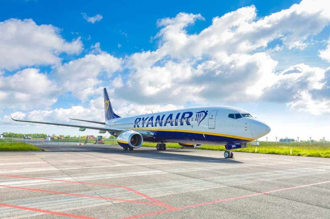 Ryanair: sui voli sì agli snack, ma con pagamenti elettronici